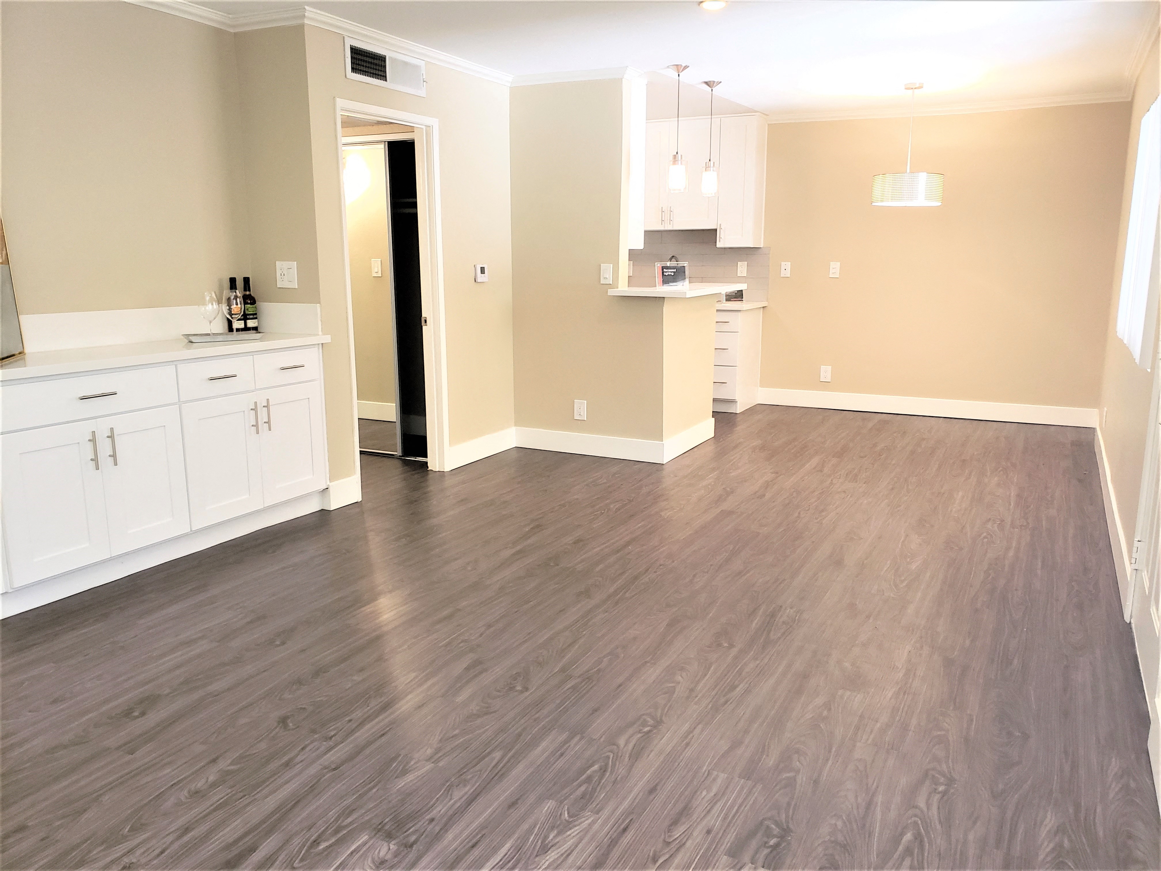 Spacious living room and dining area at the Ebony 2BR/2BA